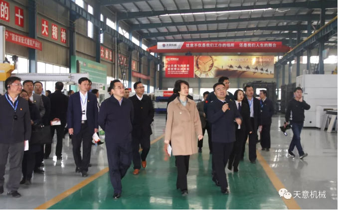 濟(jì)寧市委常委、組織部部長(zhǎng)孔凡萍帶領(lǐng)全市“兩新”組織黨建工作現(xiàn)場(chǎng)觀(guān)摩團(tuán)蒞臨天意機(jī)械調(diào)研指導(dǎo)