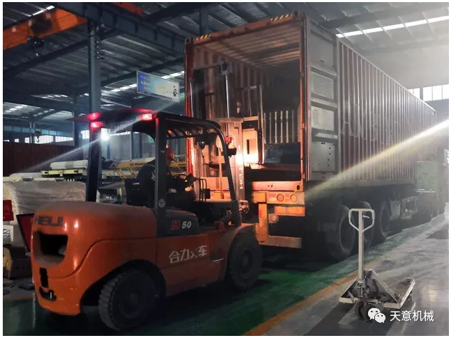 天意機(jī)械為柬埔寨客戶加工生產(chǎn)年產(chǎn)80萬(wàn)平方輕質(zhì)墻板生產(chǎn)線成功裝車(chē)啟運(yùn)！